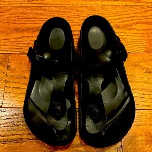 Birkenstock Men's Gizeh Flip Flops
Size 39, very good condition!